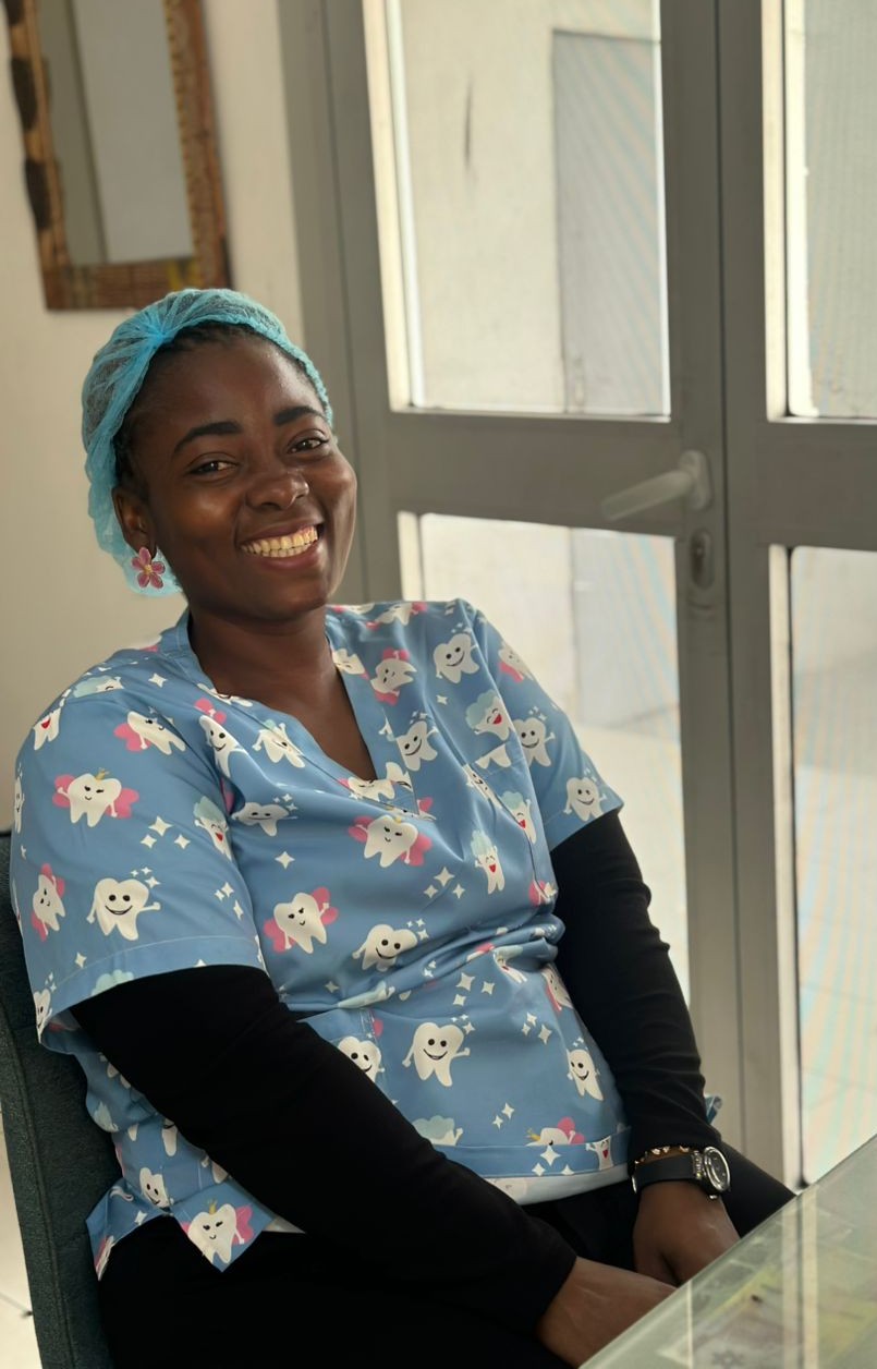 Assistante dentaire souriante en uniforme