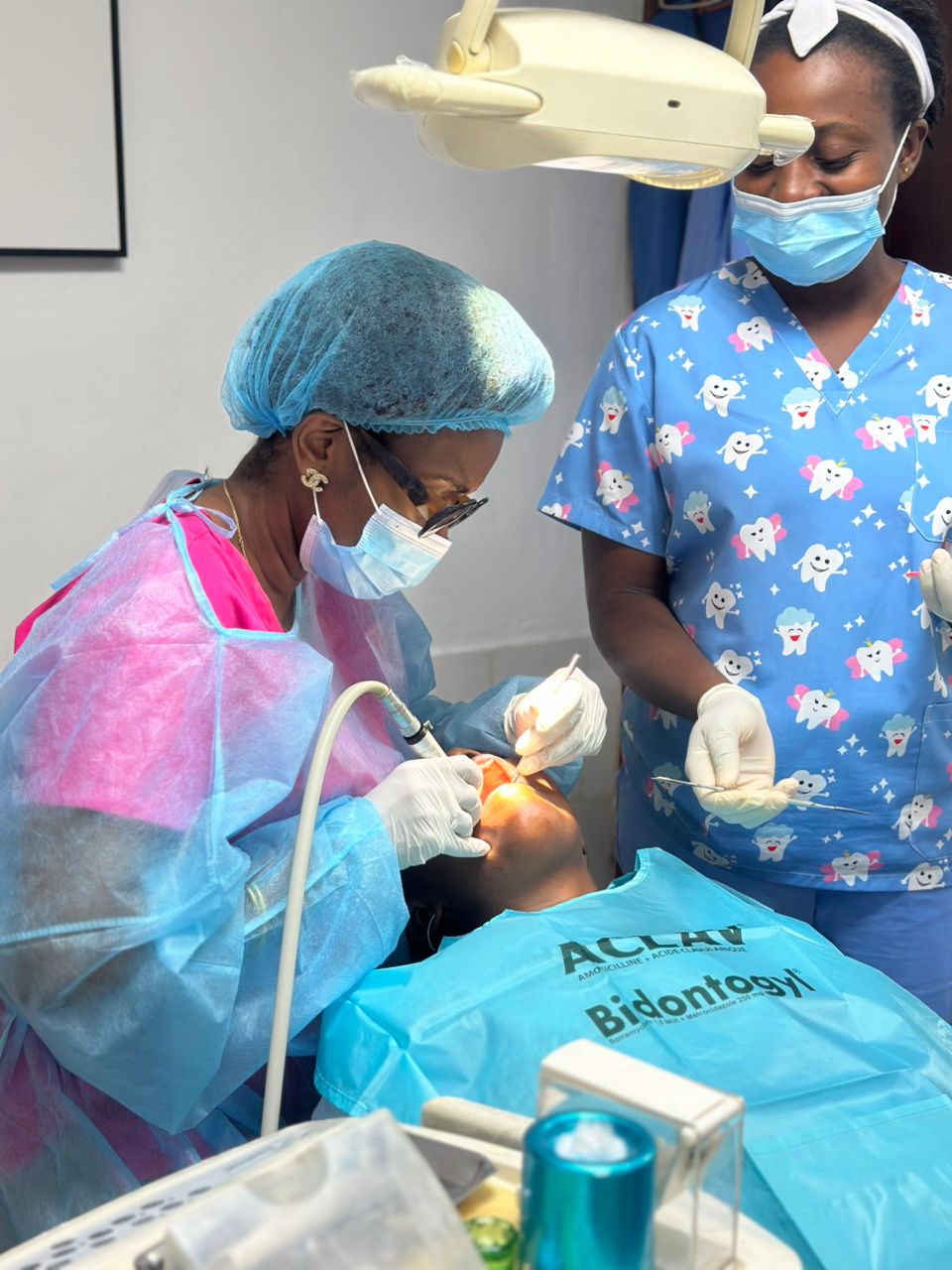 Docteur Nadine TOWE, Chirurgien Dentiste, en consultation