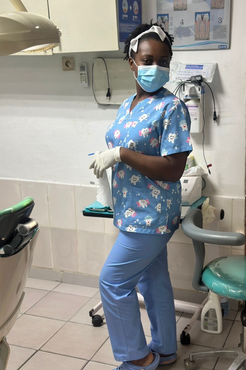 Assistante dentaire en salle de soins